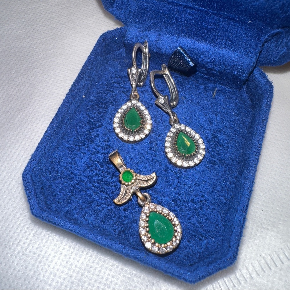 GORGEOUS Emerald Sterling Silver Earrings & Pendant Set